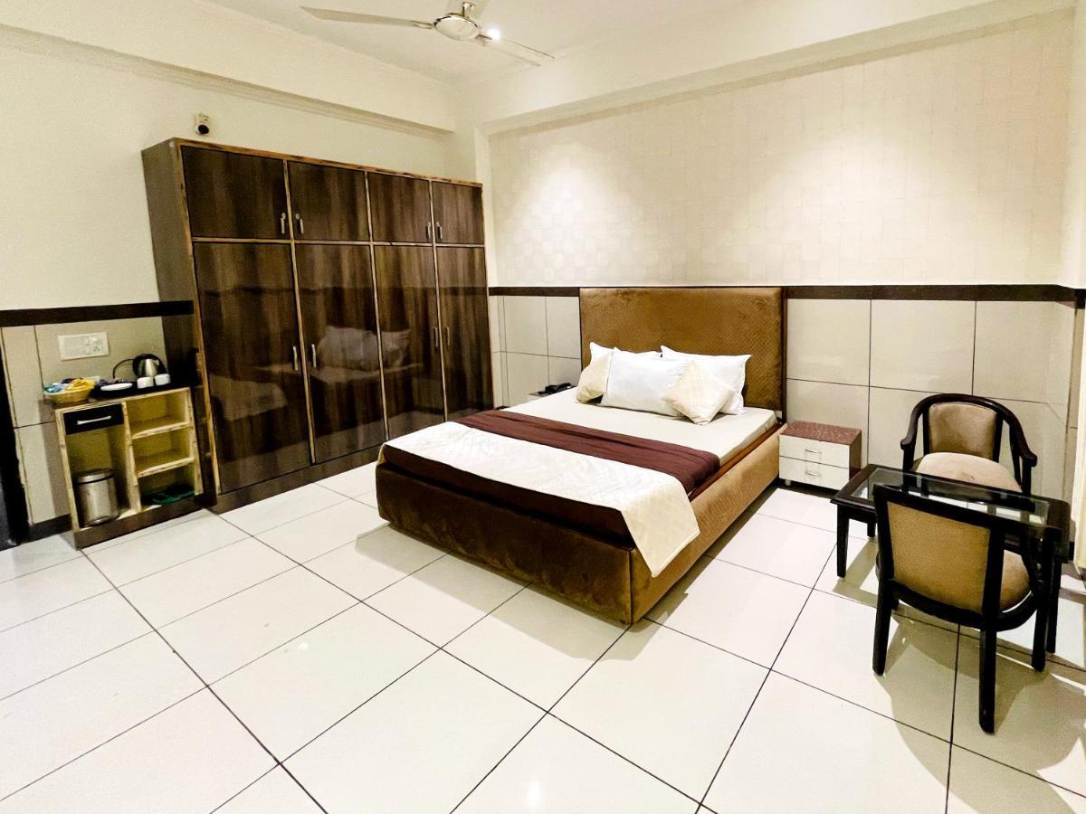 Primrose Hotel And Restaurant โซนีปัต ภายนอก รูปภาพ