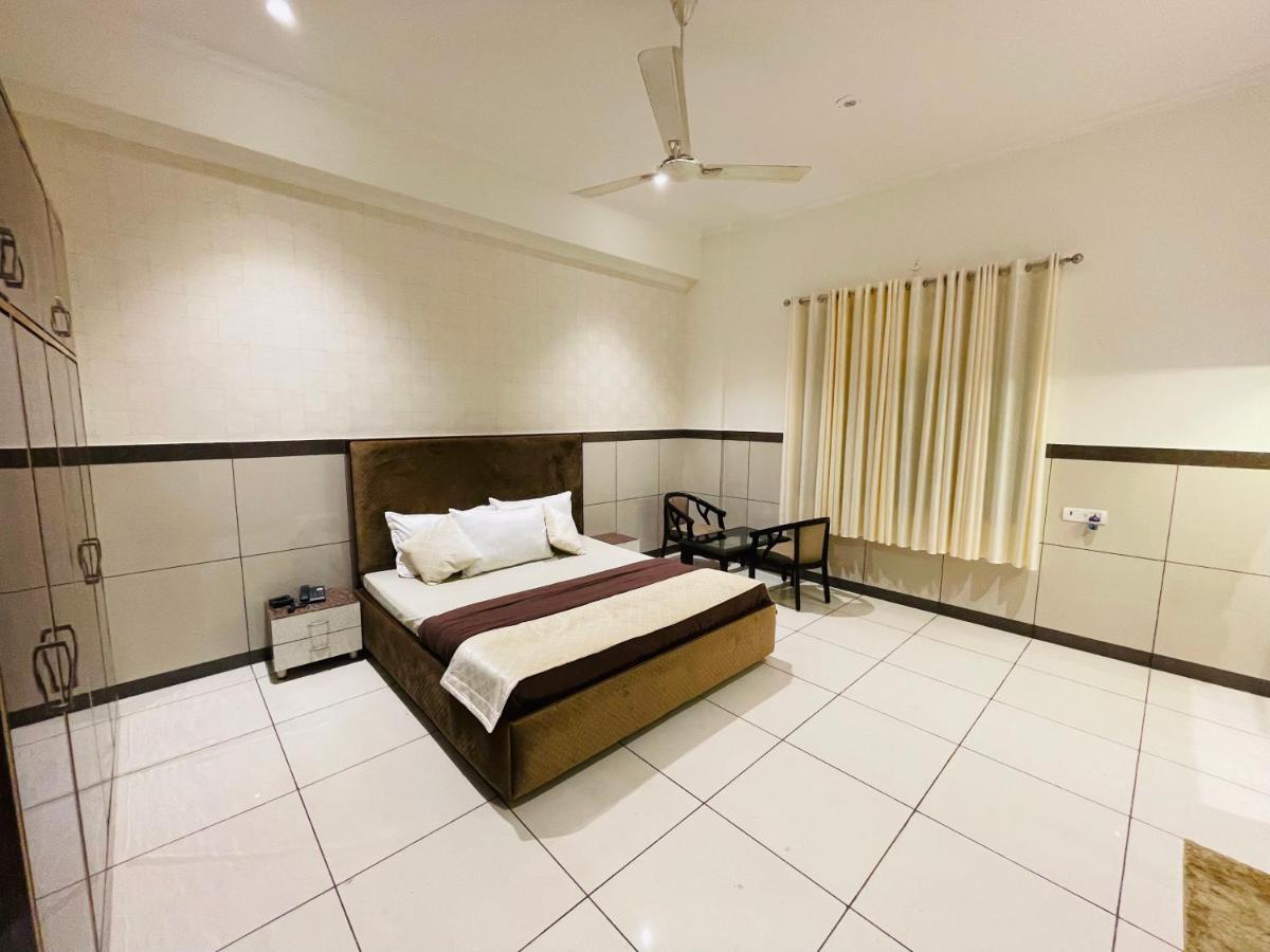 Primrose Hotel And Restaurant โซนีปัต ภายนอก รูปภาพ
